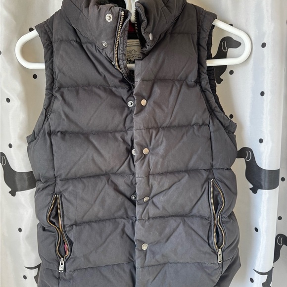 Black Puffer Vest with Zipper Pockets - Picture 1 of 3